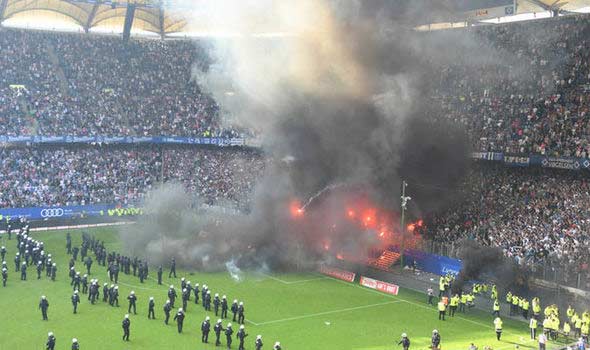آتش سوزی در استادیوم فوتبال هنگام برگزاری بازی